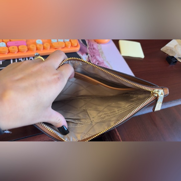 Michael Kors large wristlet - Picture 2 of 2